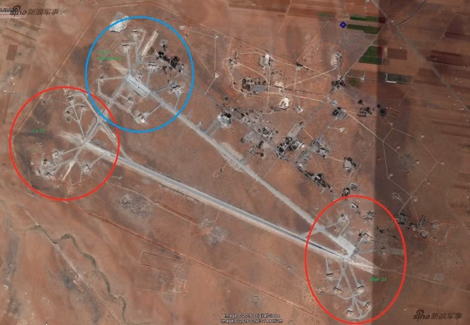 Qua những hình ảnh vệ tinh mới nhất, có thể dễ dàng nhận thấy sân bay Shayrat của Syria hầu như không bị ảnh hưởng nhiều sau đợt tấn công bằng tên lửa Tomahawk vào hôm 7/4 vừa rồi, có thể thấy, khu vực đường bằng, đường dẫn của sân bay hoàn toàn không bị hư hại gì, một vài nhà chứa máy bay bị phá hủy nhưng không phải tất cả. Nguồn ảnh: Sina.