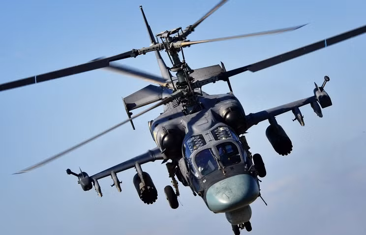 Sở dĩ trực thăng Ka-52 trang bị ghế phóng thoát hiểm cho phi công đó là do hệ thống cánh quạt đồng trục cực kỳ phức tạp dễ bị hư hỏng trong quá trình giao tranh khiến phi công khó kiểm soát được máy bay khi có sự cố xảy ra. Thêm vào đó, việc không có cánh quạt đuôi cũng khiến việc điều khiển chiếc máy bay này khi "chết máy" là điều cực kỳ khó khăn. Nguồn ảnh: Aviationist.