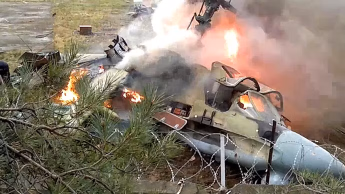 Thực tế, nhìn vào các vụ tai nạn trực thăng chiến đấu, có thể dễ dàng nhận ra rằng vị trí buồng lái của phi công, dù có hơi "tan nát" một chút nhưng vẫn không hề biến dạng, các phi công chỉ cần cố thoát ra ngoài trước khi máy bay bốc cháy là hoàn toàn có thể thoát nạn dù họ vừa rơi từ độ cao hàng nghìn mét xuống đất. Nguồn ảnh: Military.
