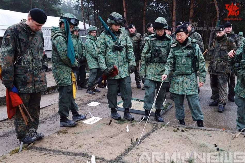 Tính đến năm 2013, Quân đội Singapore có 182 chiếc xe tăng Leopard 2SG trong biên chế của mình (chưa rõ số lượng đã được nâng cấp). Với diện tích chỉ khoảng 700 km vuông, lực lượng xe tăng hiện đại với quân số lên tới 182 chiếc có lẽ đã là quá đủ cho nước này. Nguồn ảnh: Armynews.