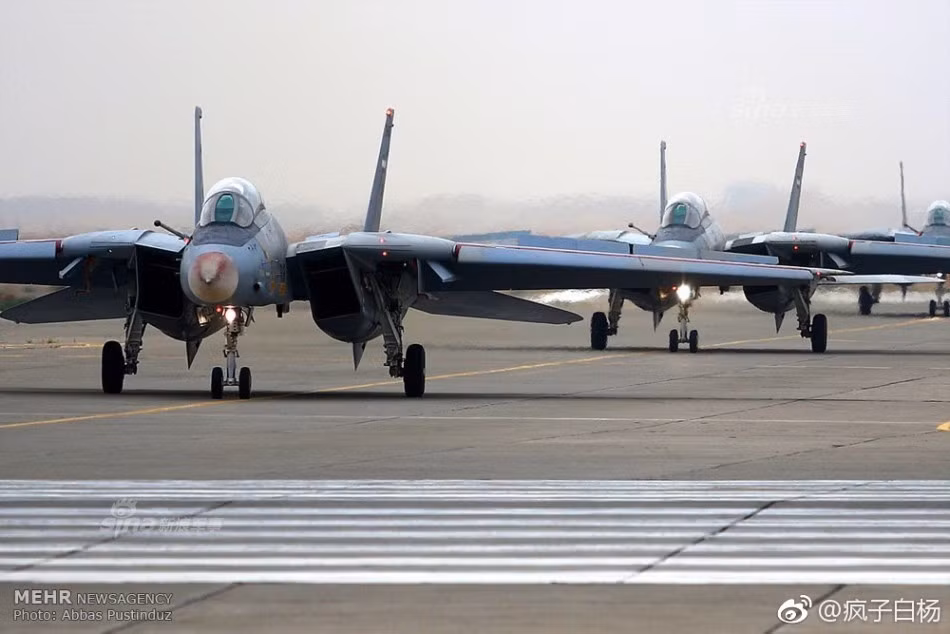 Trong cuộc chiến tranh Iran-Iraq (1980-1988), các chiến đấu cơ F-14 của Không quân Iran đã bắn hạ rất nhiều máy bay chiến đấu của Iraq, chứng tỏ vị thế chiếm lĩnh bầu trời của Không lực Iran thời kỳ đó với khoảng 50 chiếc còn hoạt động tốt. Đến thời điểm hiện tại, phía Iran vẫn còn khoảng 44 chiếc tiêm kích đánh chặn F-14 trong biên chế của lực lượng Không quân. Nguồn ảnh: Abbas Pustinduz.