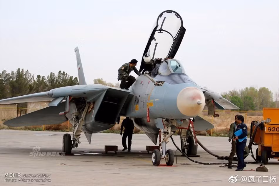 Trong thời gian mối quan hệ giữa Mỹ và Vương quốc Iran còn đang tốt đẹp, phía Mỹ đã chào mời Iran mua các loại máy bay F-14 hoặc F-15 của nước này để ngăn chặn các máy bay MiG-25 của Liên Xô lúc bấy giờ hay thực hiện các phi vụ xâm nhập vào vùng trời Vương Quốc Iran để thu thập thông tin do thám. Nguồn ảnh: Abbas Pustinduz.