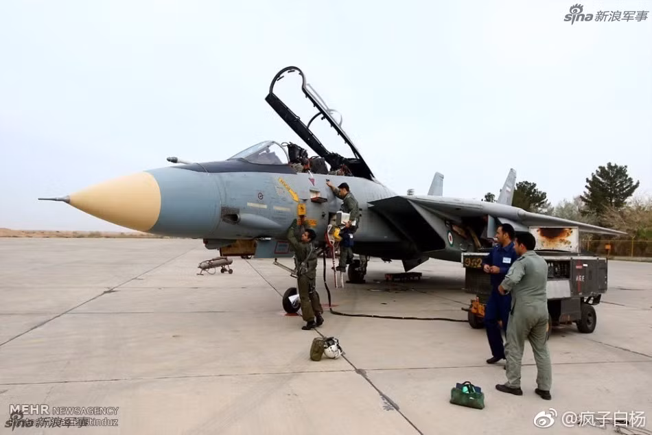 Được giới thiệu từ năm 1974, tiêm kích F-14 Tomcat là loại máy bay chiến đấu cánh cụp cánh xòe 2 động cơ 2 chỗ ngồi với khả năng chiến đấu và sử dụng như một máy bay do thám trên không cực kỳ vượt trội. Tổng cộng đã có 712 chiếc máy bay loại này được sản xuất trong khoảng thời gian từ năm 1972 tới 2006. Nguồn ảnh: Abbas Pustinduz.