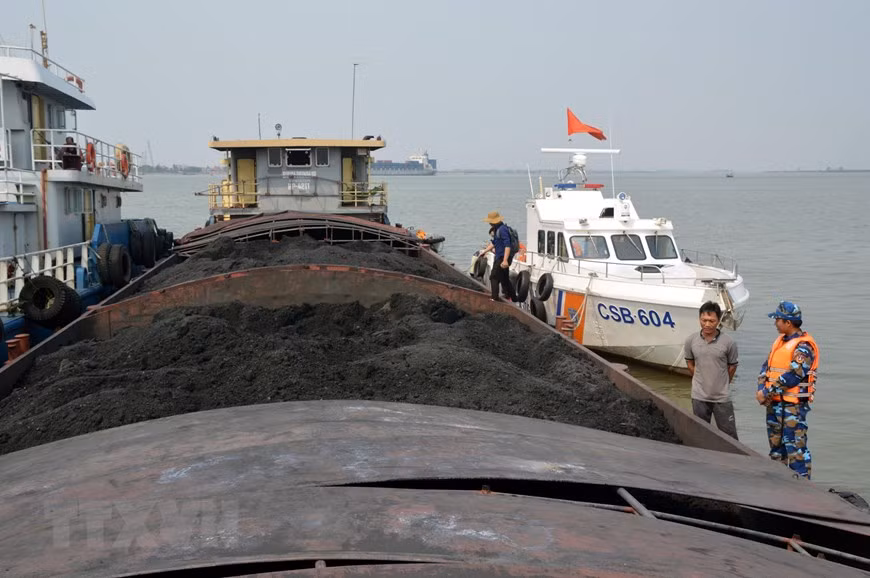 Sáng 20/4/2019, tại khu vực biển giáp ranh giữa Hải Phòng và Quảng Ninh, tổ công tác Bộ Tư lệnh Vùng Cảnh sát biển 1 phát hiện tàu hàng HP 4211 (tên khác là Bình Minh 18) thuộc Công ty cổ phần Thương mại và Dịch vụ Gia Đức đang chở khoảng 900 tấn than cám không có hồ sơ, giấy tờ chứng minh nguồn gốc hợp pháp. (Ảnh: TTXVN)