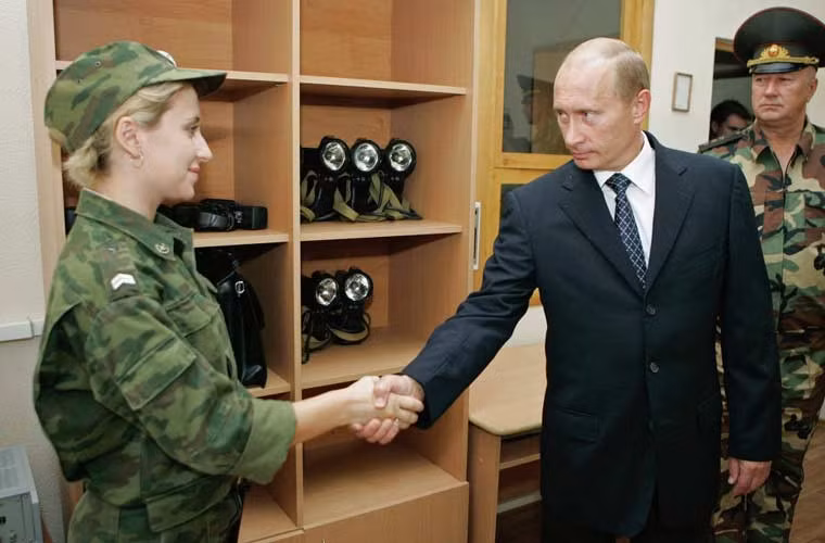 Tổng thống Vladimir Putin bắt tay nữ sĩ quan Nikolai Lisinky trong chuyến thăm của ông này tới trạm biên phòng Yermolovka ở Quân khu Nam.