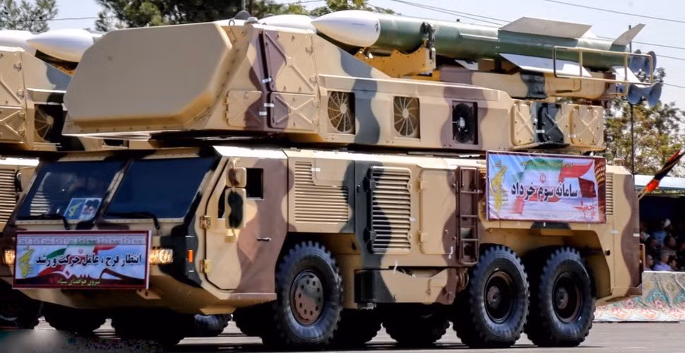 Cụ thể, trong khi áp sát nhằm ép máy bay Israel ra khỏi biên giới Syria, tiêm kích Nga đã suýt bị bắn hạ bởi hệ thống tên lửa phòng không Khordad-3 của Iran được bố trí cách đó không xa.