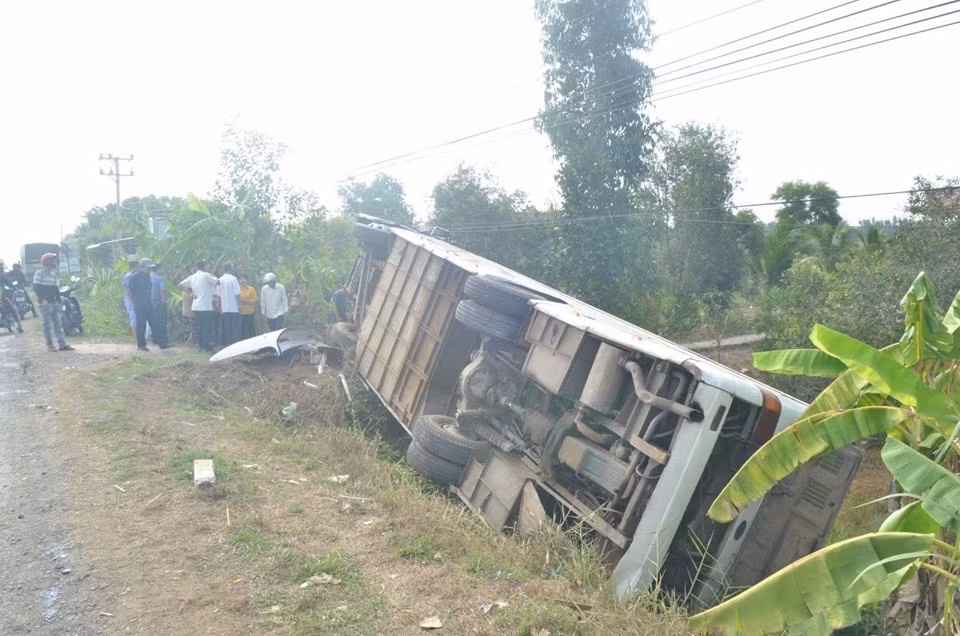Lat xe khach cho 40 cong nhan, nhieu nguoi bi thuong