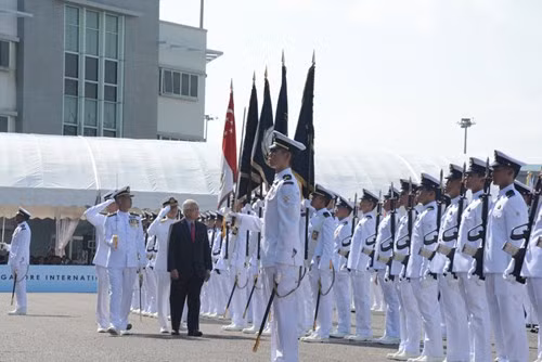 Tư lệnh Hải quân nhân dân Việt Nam, Chuẩn Đô đốc Phạm Hoài Nam, tham dự IMR và Triển lãm Hàng hải quốc phòng quốc tế châu Á (IMDEX) khai mạc sáng 16-5, tại Quân cảng Changi, Singapore. Tàu Hộ vệ tên lửa 011 – Đinh Tiên Hoàng, thuộc Vùng 4 Hải quân, cùng 137 thành viên đã tham dự các hoạt động nhân dịp này. Ảnh: Tổng thống Singapore duyệt đội danh dự.