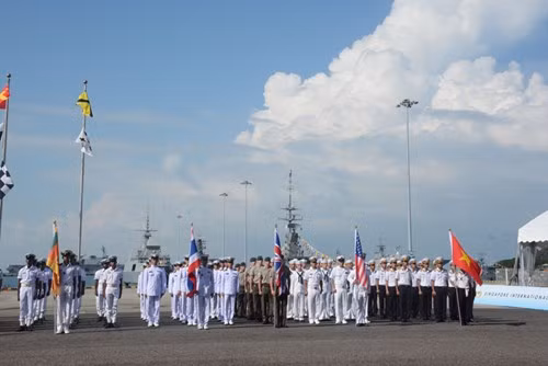 Lễ duyệt binh bao gồm diễu hành trên bộ và duyệt binh trên biển với sự tham gia của 46 tàu chiến, 4 máy bay cùng sự tham dự của 30 Tư lệnh và Phó tư lệnh Hải quân, Cảnh sát biển và hơn 40 sĩ quan cấp tướng của 44 nước. Ảnh: Các nước cử đoàn tham dự diễu binh trên bộ. Đoàn Hải quân nhân dân Việt Nam đứng bên phải.