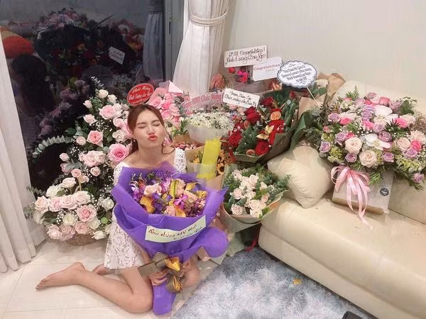 Không gian sống của Ninh Dương Lan Ngọc khá rộng rãi, tiện nghi và luôn bày trí nhiều quà tặng từ khán giả gửi tặng. Ảnh: FBNV