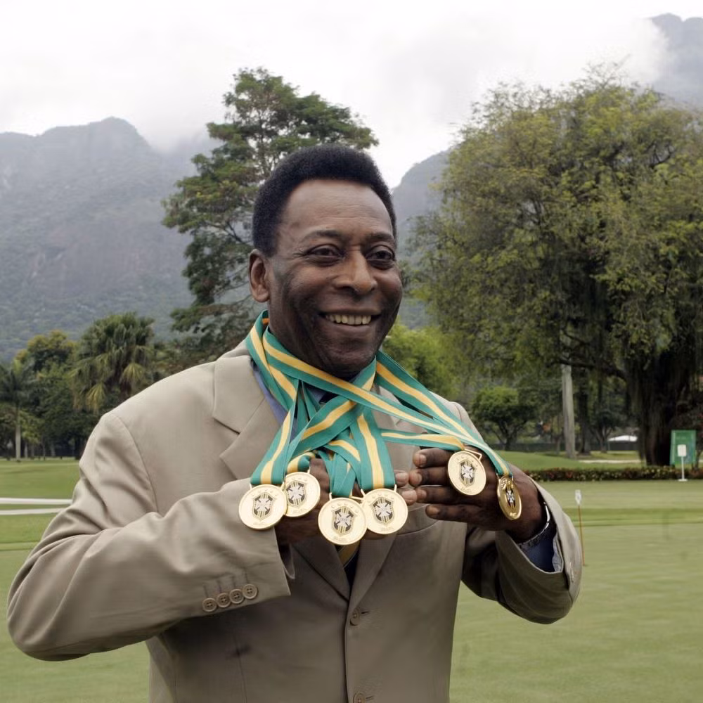 Khi còn thi đấu, Pele từng được Puma trả 25.000 USD chỉ để buộc dây giày trước khi bắt đầu trận chung kết World Cup 1970. Ảnh: Goal