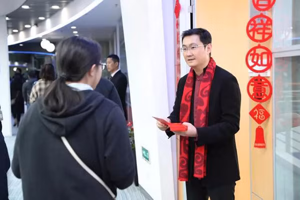 Trong mỗi phong bao lì xì sẽ có mệnh giá khác nhau, cao nhất là 500 NDT (gần 1,8 triệu đồng). Ảnh: Weibo