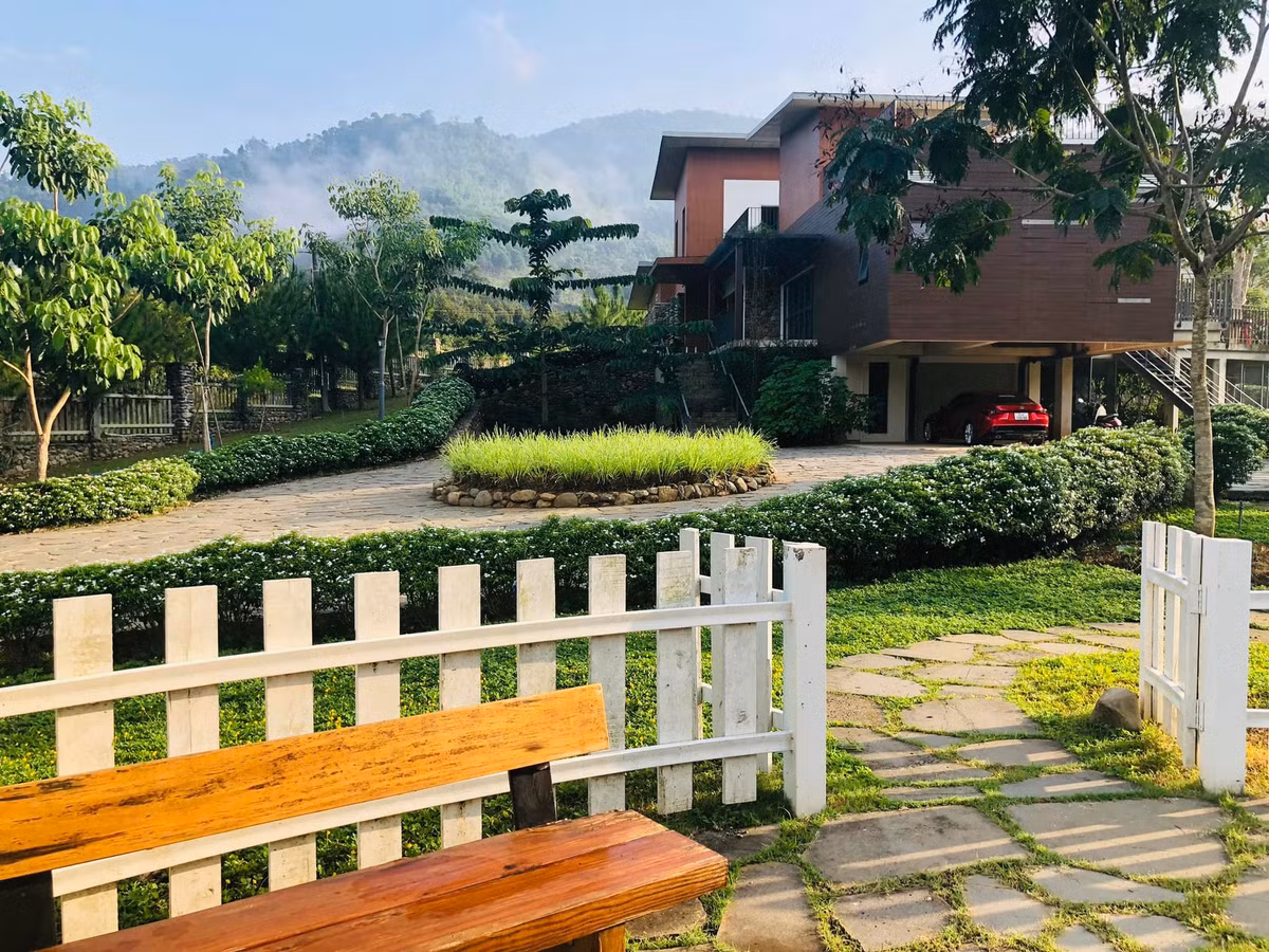 Kết cấu của căn biệt thự là những khối hình hộp chồng lên nhau. Một số khối được “đẩy” ra ngoài mà không có cột đỡ, sử dụng vật liệu bằng bê tông cốt thép nặng. Ảnh: Vietnamnet