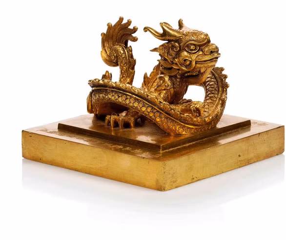 Hai cổ vật của Việt Nam gồm một ấn vàng đúc năm 1823 triều Minh Mạng (1820-1841) và một bát vàng triều Khải Định (1917-1925). Đáng chú ý, chiếc ấn bằng vàng đúc năm 1823 triều Minh Mạng được hãng đấu giá đưa ra giá khởi điểm từ 2 đến 3 triệu Euro (khoảng 48-73 tỷ đồng). Ảnh: MILLON.COM