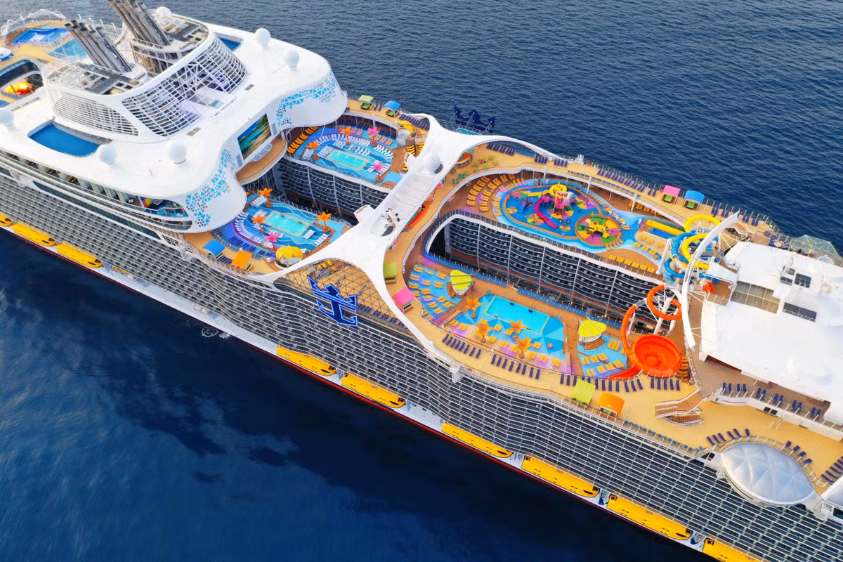 Được biết, đó là du thuyền lớn nhất thế giới Wonder of the Seas với chiều dài ấn tượng lên đến 362m, nặng 238,857 tấn và rộng 65 mét. Ảnh: Blue Economy