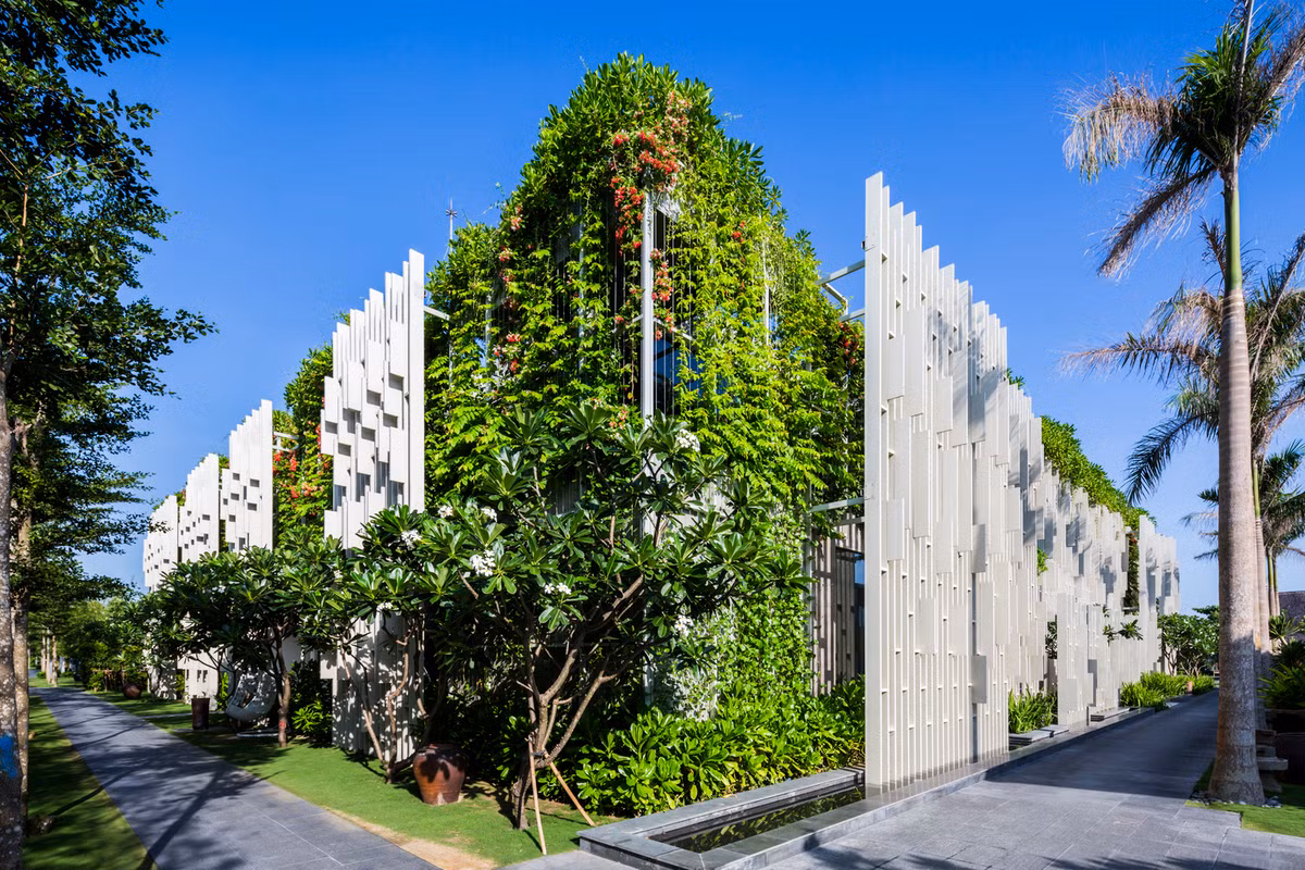 Mặt tiền của toà nhà vô cùng ấn tượng dù không tốn một viên gạch nào cho việc xây dựng.