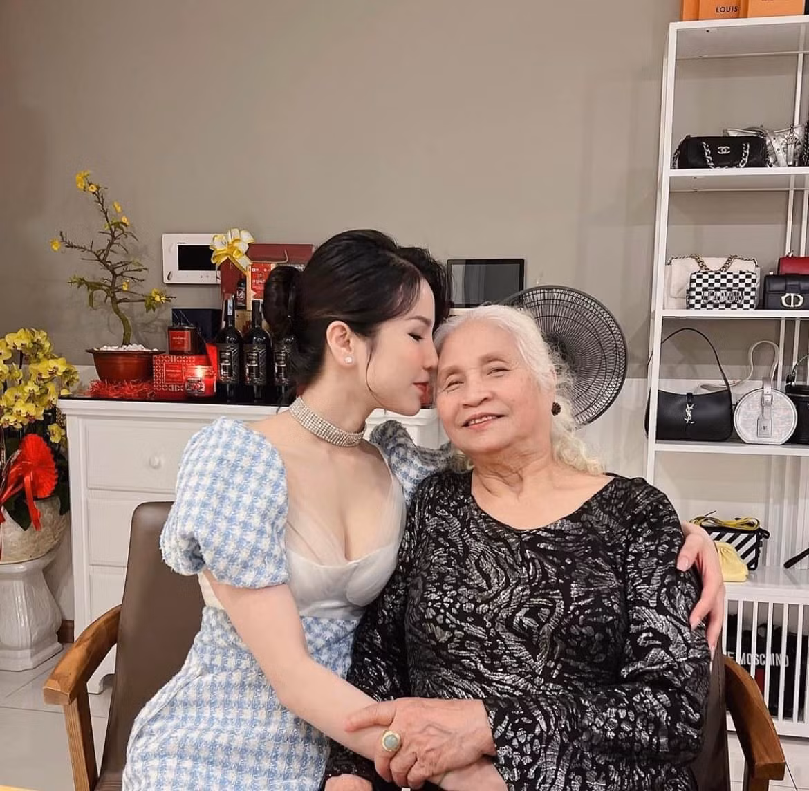 Những chiếc túi hàng hiệu của Diệp Lâm Anh được bày gọn gàng trong phòng khách. Ảnh: FBNV