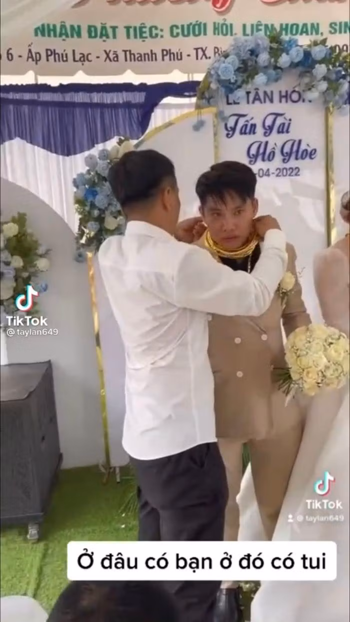 Riêng chú rể phải đeo đến vài ba chiếc kiềng. Ảnh: TikTok Taylan649