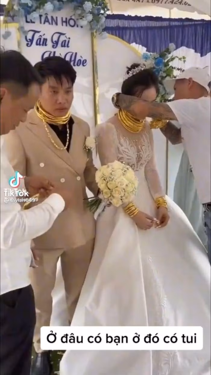 Trước đó, hồi cuối tháng 4, cộng đồng mạng xôn xao trước khung cảnh đám cưới "ngập vàng" ở Bình Phước. Ảnh: TikTok Taylan649