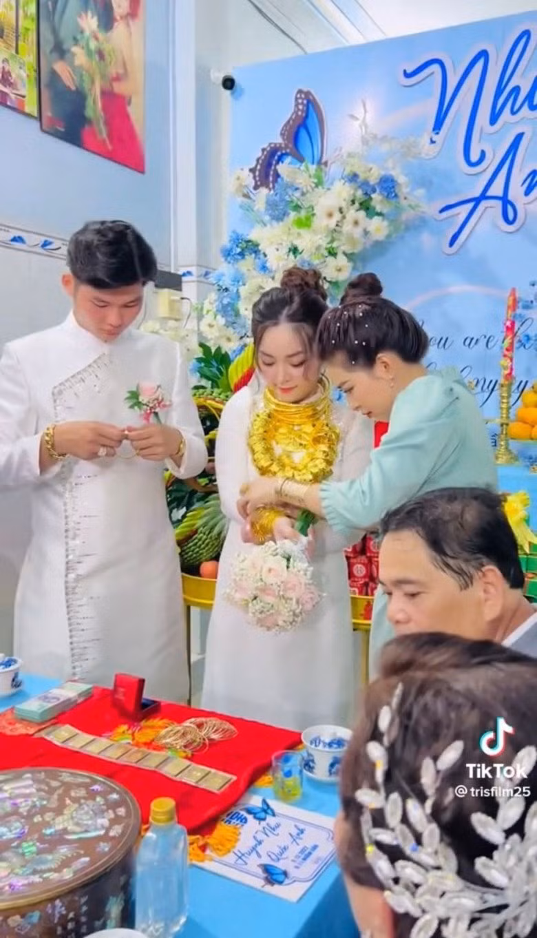 Nếu đám cưới ở Kiên Giang gây ấn tượng bởi sân khấu lộng lẫy, xa hoa thì cô dâu, chú rể ở Cần Thơ lại gây xôn xao khi nhận của hồi môn nặng “trĩu cổ”. Ảnh chụp màn hình TikTok