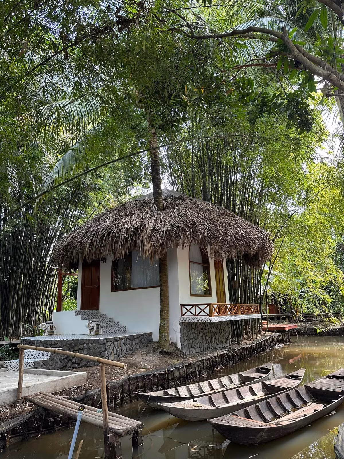 Thi thoảng, Vân Trang cùng chồng và 3 con về đây nghỉ dưỡng thay đổi không khí.