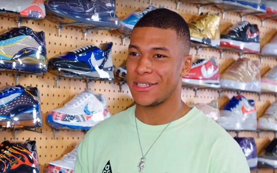 Mbappe có cả một tủ giày trong căn biệt thự sang trọng ở Pháp. Ảnh: Aglomerado Digital