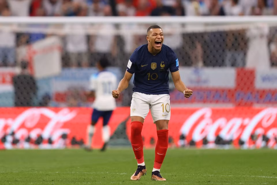 Dù mới chỉ xuất hiện ở 2 kỳ World Cup nhưng Kylian Mbappe đã cán mốc 9 bàn. Mbappe đồng thời là cầu thủ duy nhất ghi 9 bàn tại World Cup khi chưa tròn 24 tuổi. Ảnh; Zing
