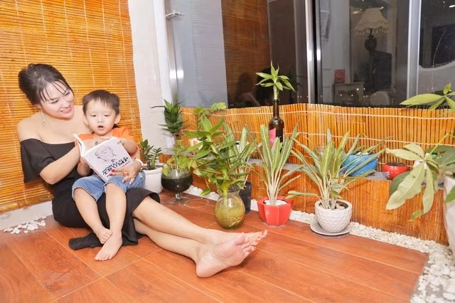 Ban công đặt nhiều chậu cây xanh là nơi Phi Thanh Vân thường đọc sách, tập yoga... Ảnh: FBNV