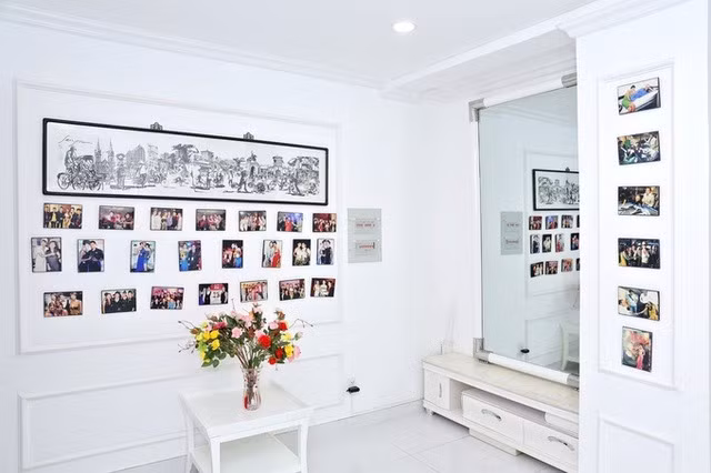 Trên tường nhà, Phi Thanh Vân trang trí các khung ảnh kỷ niệm về bạn bè, đồng nghiệp. Ảnh: FBNV