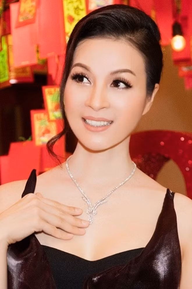 Xuất hiện tại một sự kiện, MC Thanh Mai thu hút sự chú ý bởi chiếc dây chuyền trị giá 2 tỷ đồng đến từ thương hiệu Leman Jewels. Ảnh: Facebook