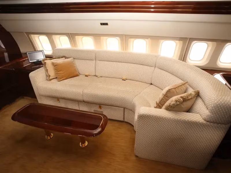 Sảnh chính trên máy bay có ghế sofa, ti vi 57 inch và trang bị hệ thống âm thanh cao cấp. Ảnh: Getty