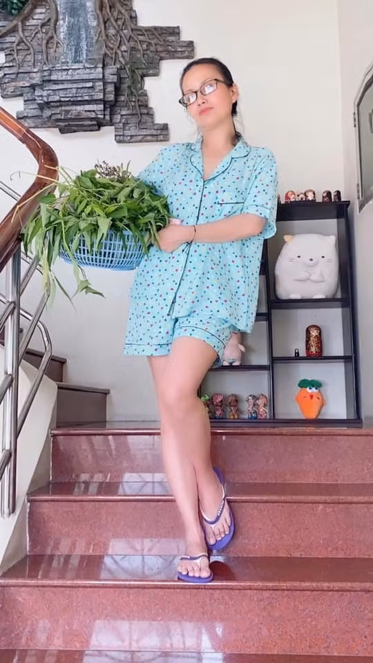 Nhìn từ ngoài, căn nhà của nữ ca sĩ trông khá thoáng mát bởi có đến 3 mặt tiếp xúc với không gian bên ngoài.