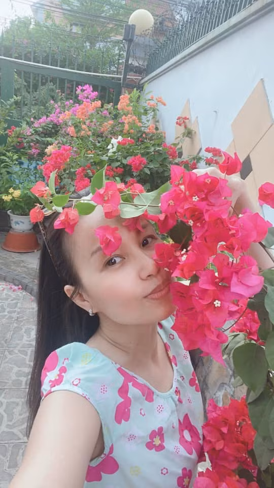 Cẩm Ly cũng trồng thêm hoa hồng, hoa giấy... cho khu vườn thêm rực rỡ. Nguồn ảnh: FBNV