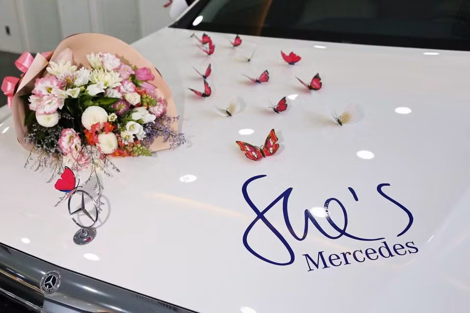 Không lâu sau, Lương Thế Thành "chơi lớn", bỏ ra hơn 2,1 tỷ đồng để mua chiếc xe Mercedes Benz E200. Ảnh: FBNV