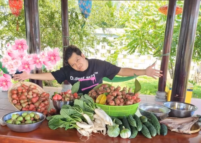 Mỗi đợt thu hoạch cây trái, anh trữ trong nhà và mang đi biếu người thân, bạn bè. Ảnh: FBNV