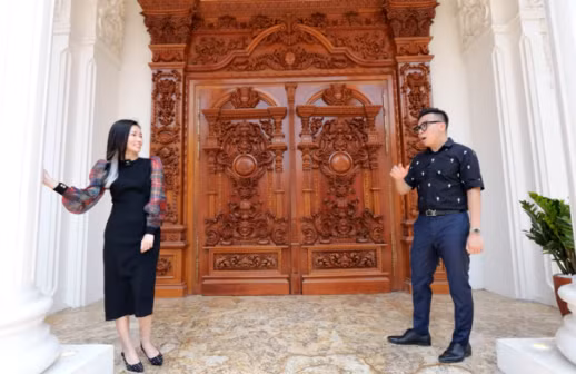 Cửa chính của căn nhà được làm từ những khối gỗ lim dày.