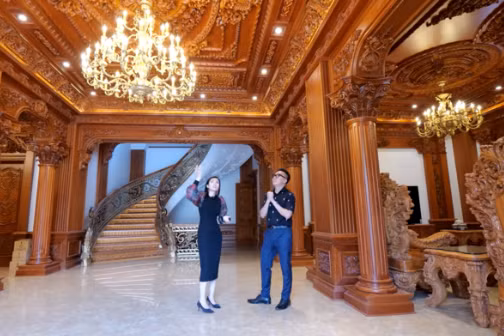 Không chỉ bên ngoài, phần nội thất trong căn dinh thự cũng khiến nhiều người kinh ngạc bởi độ "chịu chơi" khi toàn bộ đều làm từ gỗ lim.