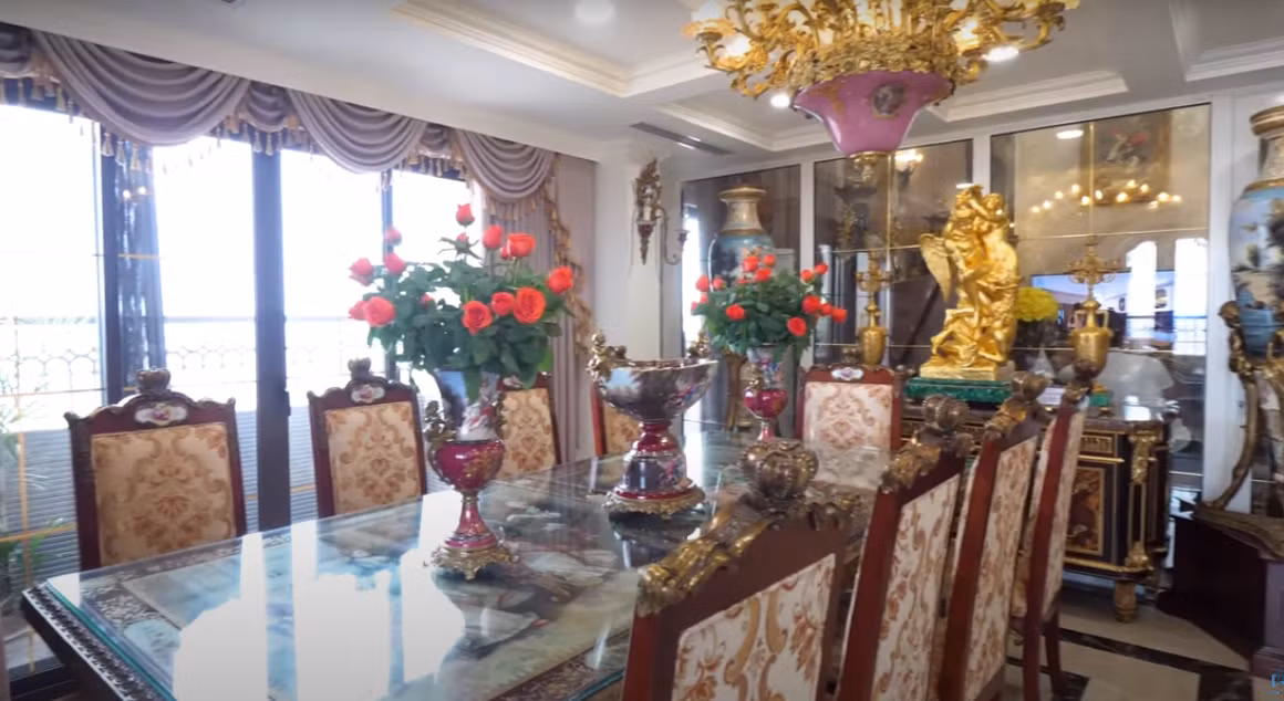 Bàn ăn thiết kế theo phong cách hoàng gia, đủ chỗ cho 10 người, trị giá tới gần 3 tỷ đồng.