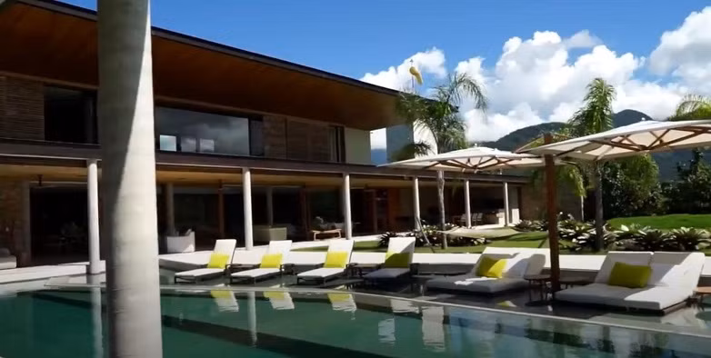 Biệt thự của Neymar cao 2 tầng, trải rộng trên diện tích 1.000 mét vuông. Ảnh: Thesun
