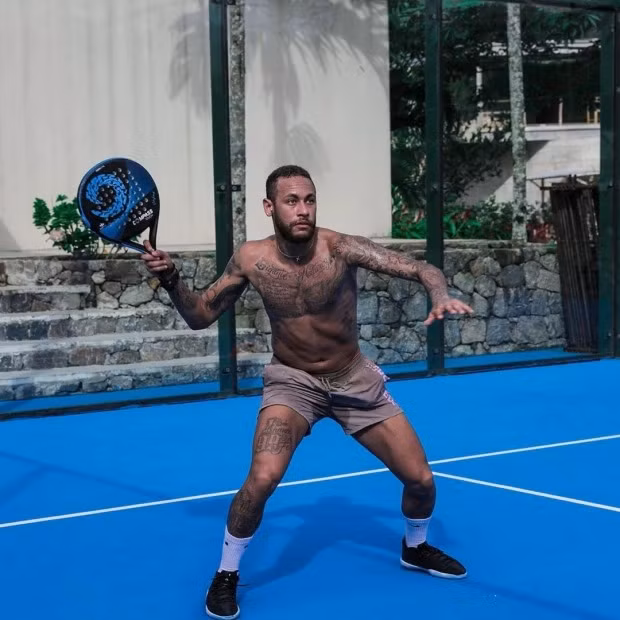 Trong nhà có cả sân tennis riêng để giữ dáng. Ảnh: Thesun