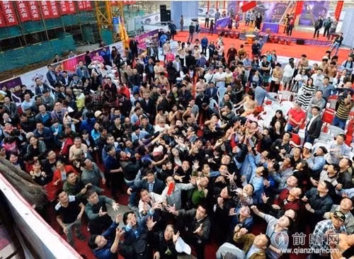 Đám đông tranh nhau cướp bao lì xì khiến khung cảnh trở nên hỗn loạn. Ảnh: Xinhua