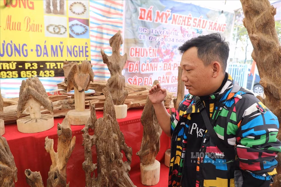 Một thương gia ở Phú Yên từng thu hút sự chú ý của du khách khi sở hữu những khối trầm hương nhiều năm tuổi, trong đó có cây trị giá 1 tỷ đồng. Ảnh: Lao động