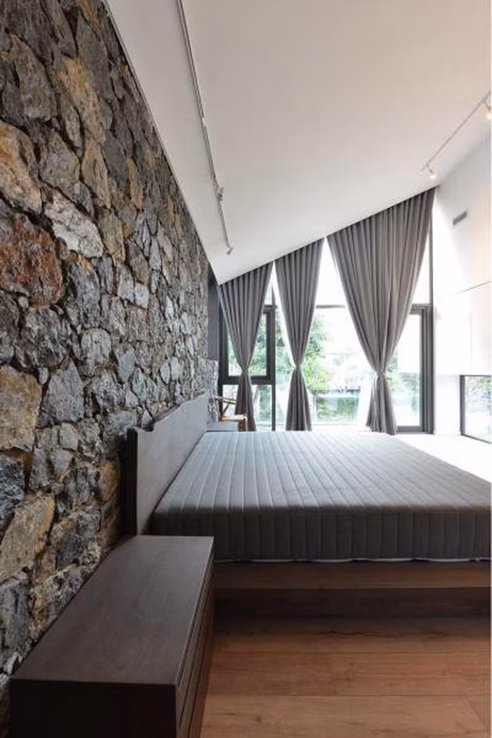 Điều đặc biệt là tầng 1 chỉ có 13m2 bởi anh muốn một khoảng sân vườn rộng, tươi mát và gần gũi với thiên nhiên. Ảnh: Okoncept