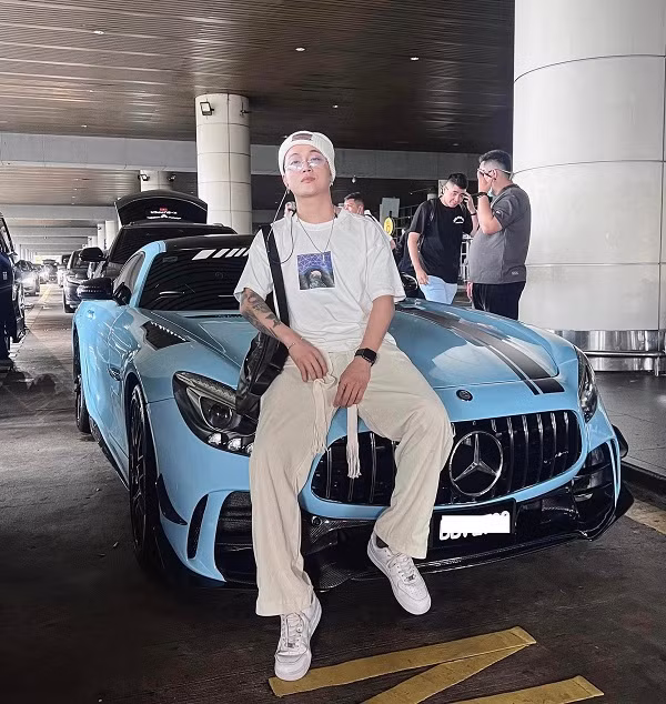 Ngoài Lamborghini, nam ca sĩ còn thường xuyên có những bộ ảnh độc lạ với dàn xế hộp xịn từ Porsche đến Roll Royce. Ảnh: FB Linh Phuong Pham