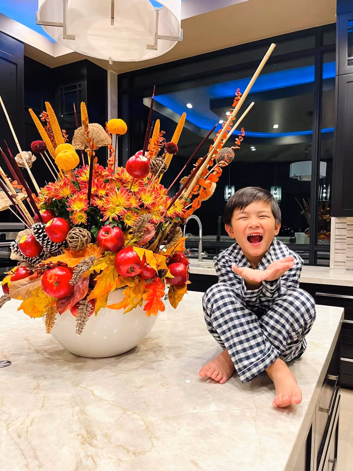 Trong dịp lễ Halloween, doanh nhân Thuỷ Tiên tranh trí bằng bình hoa rực rỡ. Ảnh: FBNV