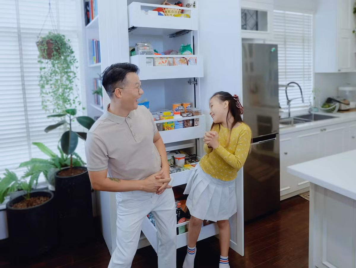 Mới đây, trên trang cá nhân, bà xã Hoàng Bách khoe từng ngóc ngách trong căn bếp gia đình khiến ai nấy đều phải trầm trồ.