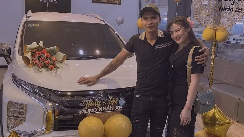 Cách đây không lâu, Lộc Fuho gây xôn xao khi chia sẻ hình ảnh cùng bà xã đi mua xe 700 triệu đồng. Đây là thành quả tiết kiệm của cặp vợ chồng trẻ sau một thời gian làm Youtube. Ảnh: Cafeauto