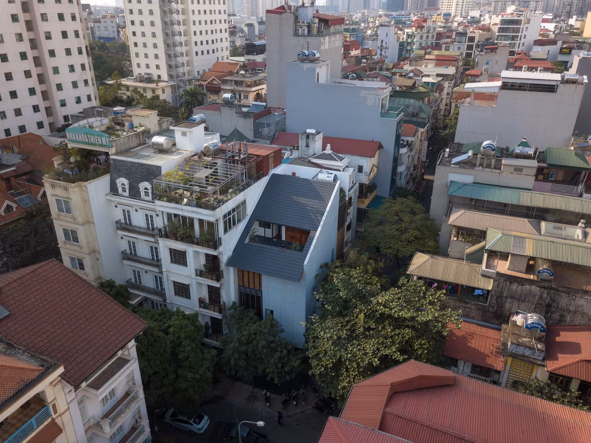 Tuy nhiên, mái dốc chéo và khoảng sân hiên gợi nhớ tới hình ảnh dung dị trong kiến trúc nhà ở truyền thống của Việt Nam xưa.