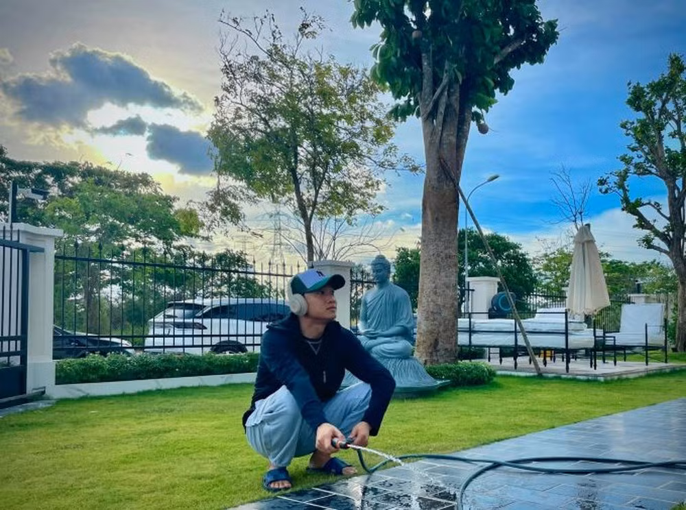 Ở bên ngoài, diễn viên Quốc Trường thiết kế khuôn viên đẹp mắt làm nơi thư giãn khi ăn sáng, uống cà phê...Ảnh: FBNV
