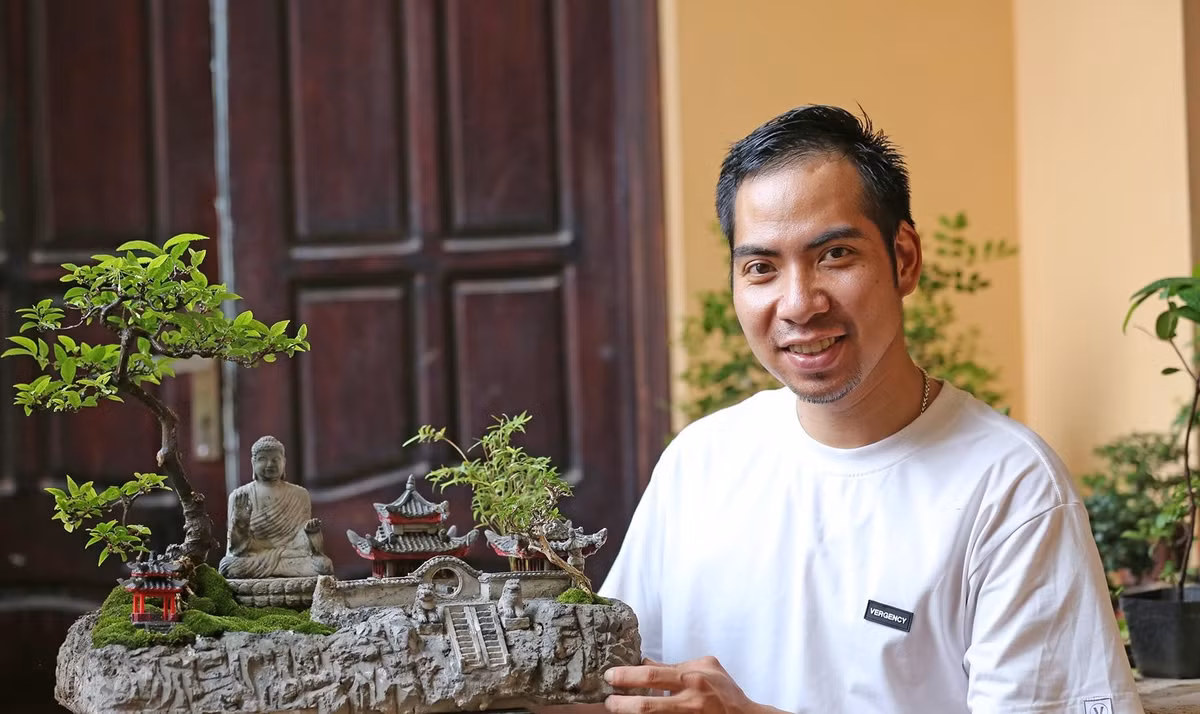 Anh Nguyễn Mạnh Huy (Hà Nội) được mọi người biết đến với thú vui nhổ cây dại ngoài đường về huấn luyện thành những cây bonsai có giá trị cao về kinh tế. Ảnh: BaoanhVietnam